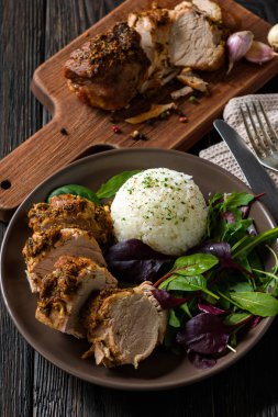 Haşlanmış pirinç ve karışımı salata ile servis kavrulmuş domuz eti bonfile.