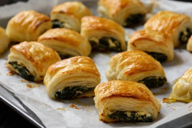 Ispanak ve ricotta ile puf böreği..