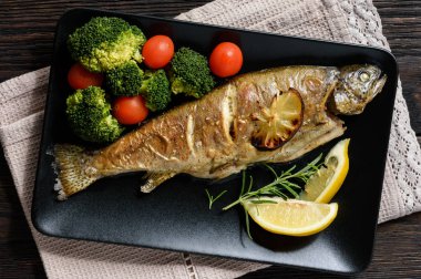 Dodorado balık, fırında domatesli ve broccoli.rado balık, kavrulmuş domates ve brokoli ile fırında kavrulmuş.