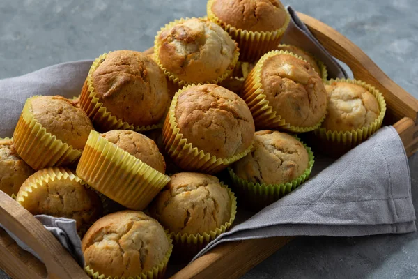 Hausgemachte Bananenmuffins Auf Holztablett — Stockfoto