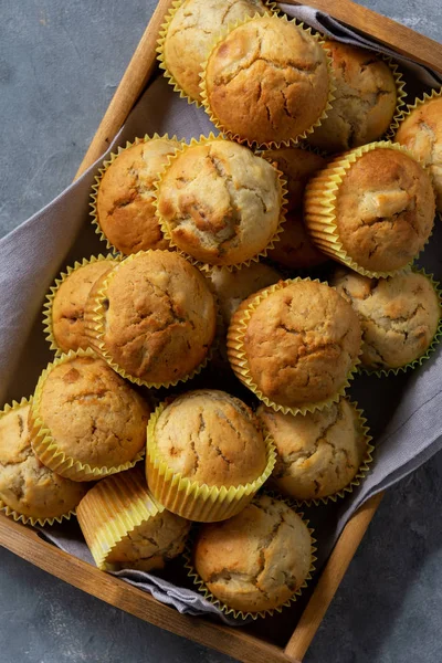 Hausgemachte Bananenmuffins Auf Holztablett — Stockfoto