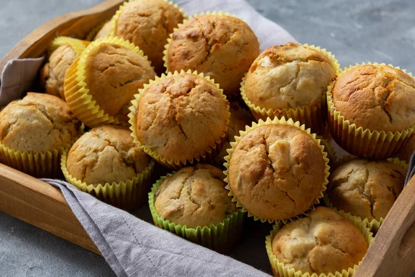Hemmagjord Banan Muffins Träbricka — Stockfoto