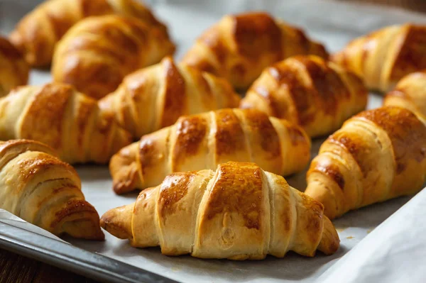 Croissants Manteiga Caseiro Fundo Madeira — Fotografia de Stock