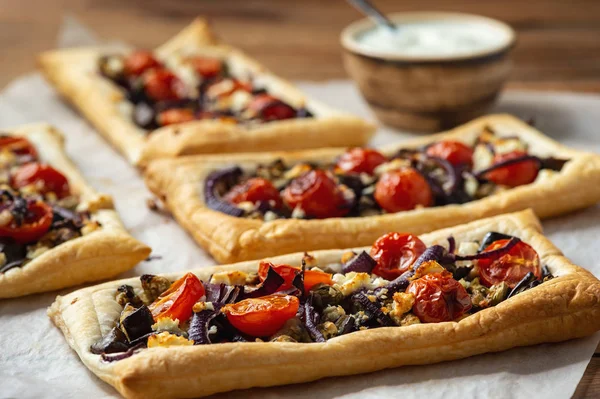 Nar ve yoğurt ile Patlıcan puf böreği tart.