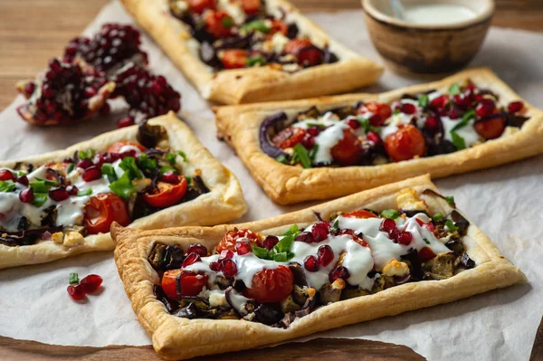 Auberginenblätterteigkuchen Mit Granatapfel Und Joghurt — Stockfoto