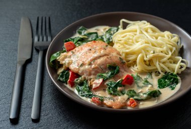 Somon ıspanak ve bel biber ile krema sos pişmiş. 