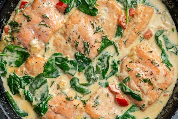 Somon ıspanak ve bel biber ile krema sos pişmiş. 