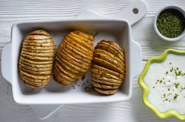 Hasselback patates fırında sarımsak ve otlar ile pişmiş.