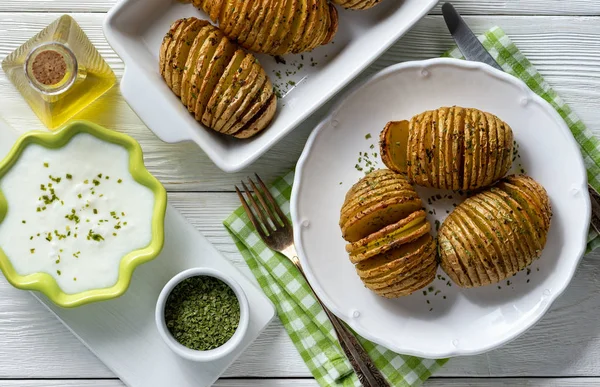 Картофель Hasselback Запеченный Чесноком Травами Духовке — стоковое фото