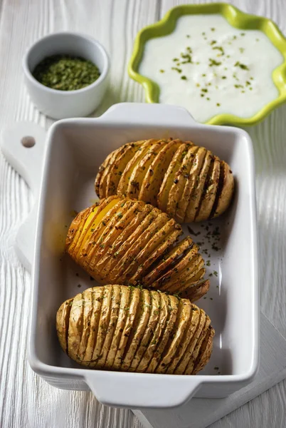 Картофель Hasselback Запеченный Чесноком Травами Духовке — стоковое фото