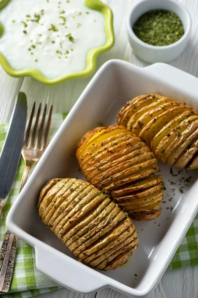 Картофель Hasselback Запеченный Чесноком Травами Духовке — стоковое фото