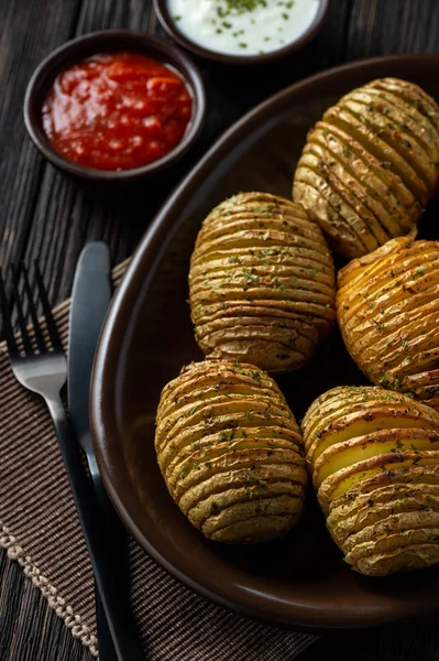 Картофель Hasselback Запеченный Чесноком Травами Духовке — стоковое фото