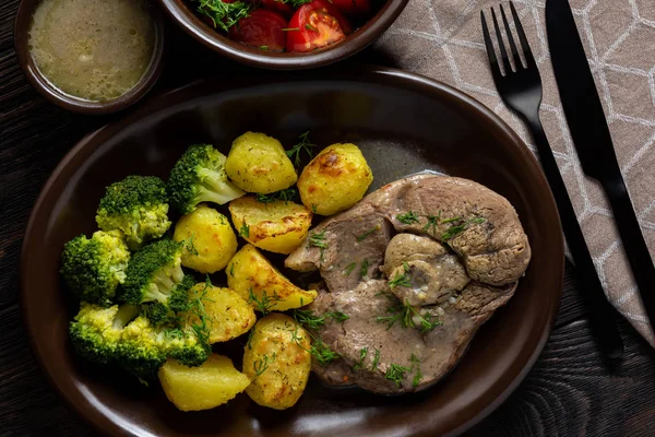 Jambe Agneau Rôtie Lentement Avec Pommes Terre Rôties Brocoli — Photo