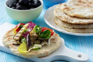 Közlenmiş patlıcan, domates ve gözleme ile beyaz peynir salatası, Akdeniz mutfağı.