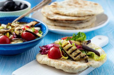 Közlenmiş patlıcan, domates ve gözleme ile beyaz peynir salatası, Akdeniz mutfağı.