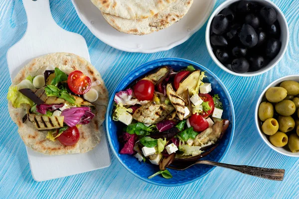 Grillad Aubergine Tomater Och Fetaost Sallad Med Tunnbröd Medelhavsmat — Stockfoto