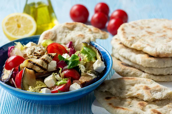 Ensalada Berenjenas Parrilla Tomates Queso Feta Con Pan Plano Cocina — Foto de Stock