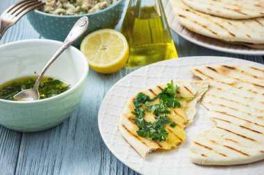 Patlıcan daldırma, zeytinyağı ve otlar, Akdeniz mutfağı ile pide ekmek.