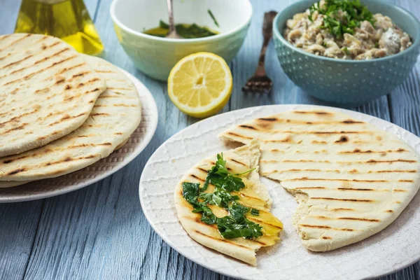 Pan Pita Con Salsa Berenjena Aceite Oliva Hierbas Cocina Mediterránea — Foto de Stock