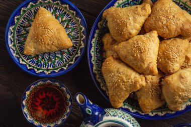 Etli (samosa) - geleneksel Özbek ve Hint pasrty puf hamur işleri. 