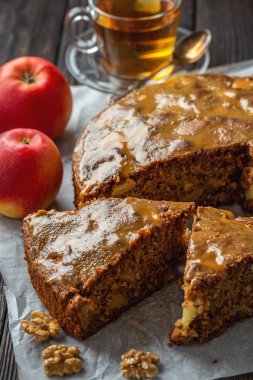 Ev yapımı elma turtası ve toffe soslu.