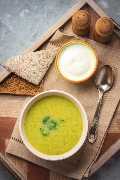 Homemade broccoli cream soup, vegetarian food. — Stock Image Homemade Broccoli Cream Soup Vegetarian Food Royalty Free Stock Images