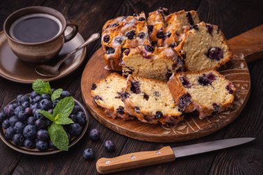 Ev yapımı yabanmersinli kek ve bir fincan kahve..