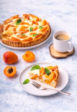 Mavi arka planda kayısılı mascarpone turtası..