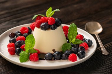 İtalyan tatlı - panna cotta çilek ve karamel sos ile.