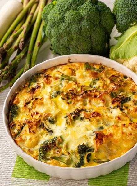 Casseruola Broccoli Cavolfiori Asparagi Con Uova Formaggio Piatto Dietetico Keto — Foto Stock