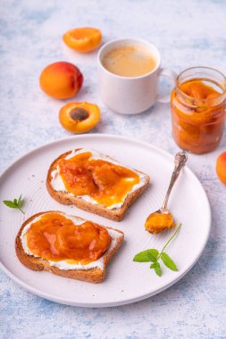 Ev yapımı kayısı reçeli ve krem peynirli tost..