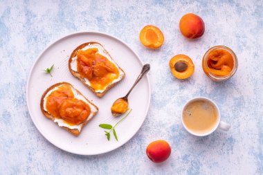 Ev yapımı kayısı reçeli ve krem peynirli tost..