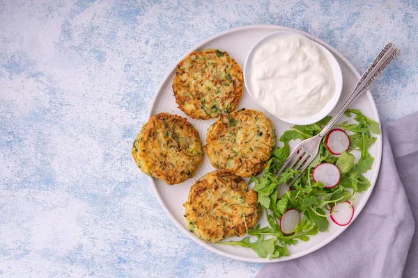 Zucchini Beignets Geserveerd Met Yoghurt Dip — Stockfoto