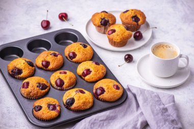 Işıklı kirazlı ev yapımı kekler..