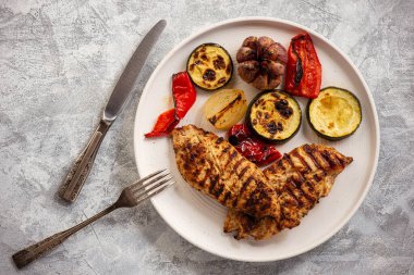 Izgara tavuk göğsü ve sebze..