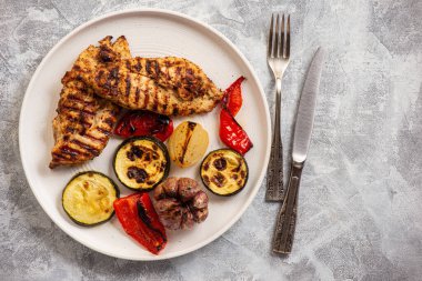 Izgara tavuk göğsü ve sebze..