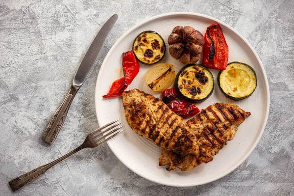 Izgara tavuk göğsü ve sebze..