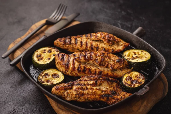 Izgara tavuk göğsü ve kabak..