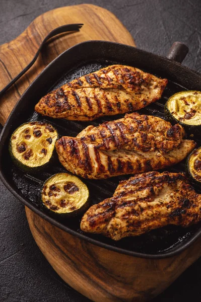 Izgara tavuk göğsü ve kabak..