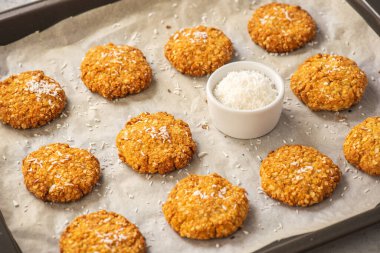 Hindistan cevizi taneli glütensiz darı kurabiyesi..