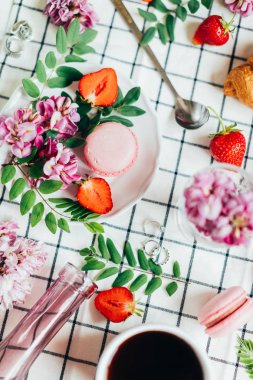 Bademli kurabiye ile kolaj, masaya taze çiçek. Düz yatıyordu 