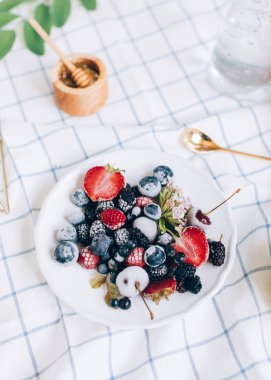 lezzetli taze meyveleri ve kaşık masada, üstten görünüm
