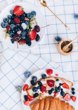 lezzetli taze çilek, kruvasan masada, üstten görünüm