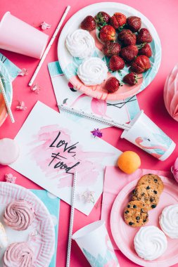 tatlı ve meyve ile pembe tabloda üstten görünüm 