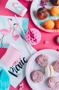 tatlı ve meyve ile pembe tabloda üstten görünüm 