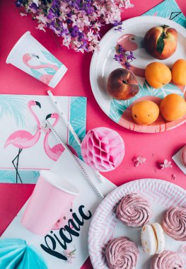 tatlı ve meyve ile pembe tabloda üstten görünüm 