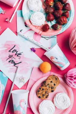 tatlı ve meyve ile pembe tabloda üstten görünüm 