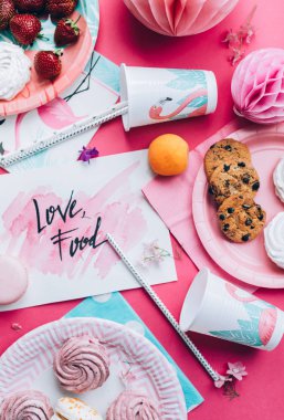 tatlı ve meyve ile pembe tabloda üstten görünüm 