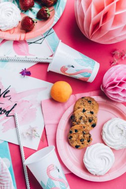 tatlı ve meyve ile pembe tabloda üstten görünüm 