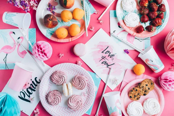 tatlı ve meyve ile pembe tabloda üstten görünüm 